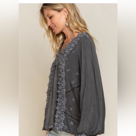 $55 start 210 LAST ONE  🎅🏻POL floral embroidered top - Picture 5 of 8